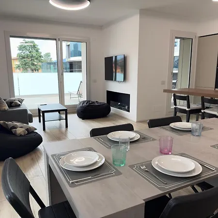 2 Min Walk Chorus Life, With 2 Bedrooms And 2 Bath Apartament