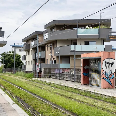 2 Min Walk Chorus Life, With 2 Bedrooms And 2 Bath Apartman Bergamo