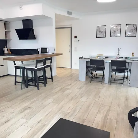 2 Min Walk Chorus Life, With 2 Bedrooms And 2 Bath