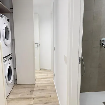 2 Min Walk Chorus Life, With 2 Bedrooms And 2 Bath Apartment *