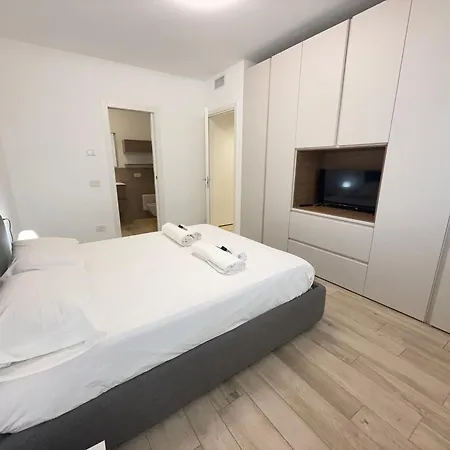 2 Min Walk Chorus Life, With 2 Bedrooms And 2 Bath *