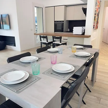 2 Min Walk Chorus Life, With 2 Bedrooms And 2 Bath *