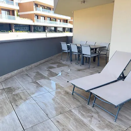 Apartman 2 Min Walk Chorus Life, With 2 Bedrooms And 2 Bath