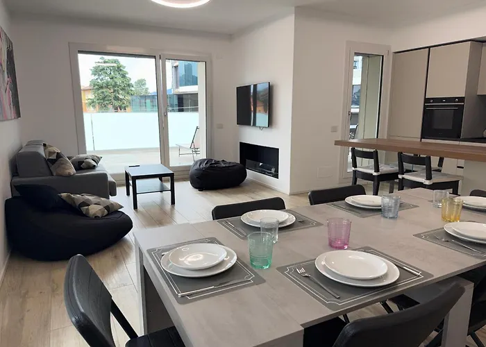 2 Min Walk Chorus Life, With 2 Bedrooms And 2 Bath Apartman