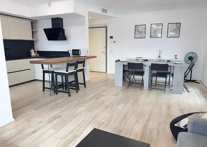 2 Min Walk Chorus Life, With 2 Bedrooms And 2 Bath