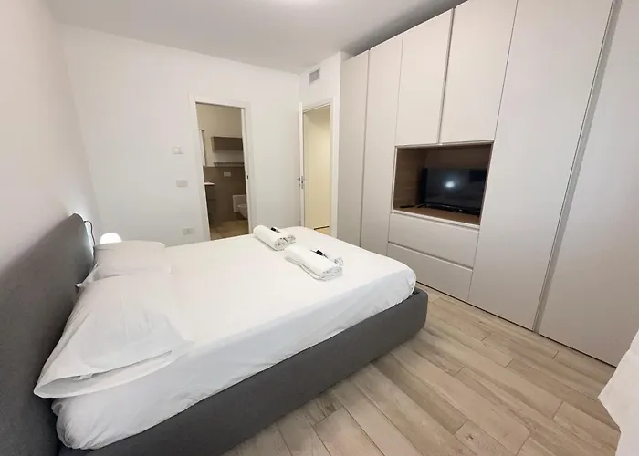 2 Min Walk Chorus Life, With 2 Bedrooms And 2 Bath *