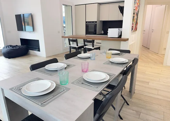 2 Min Walk Chorus Life, With 2 Bedrooms And 2 Bath *