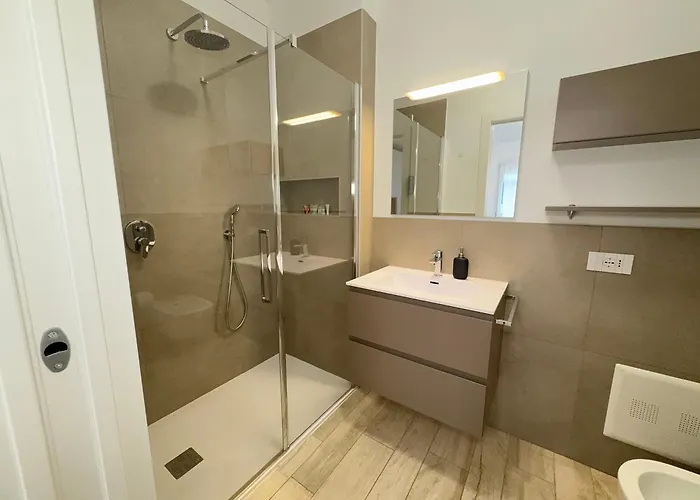 2 Min Walk Chorus Life, With 2 Bedrooms And 2 Bath דירה *