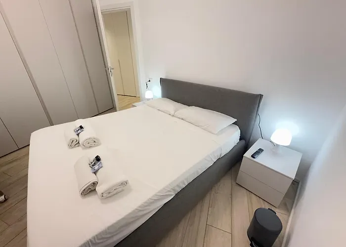 2 Min Walk Chorus Life, With 2 Bedrooms And 2 Bath Apartament *