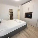 2 Min Walk Chorus Life, With 2 Bedrooms And 2 Bath *