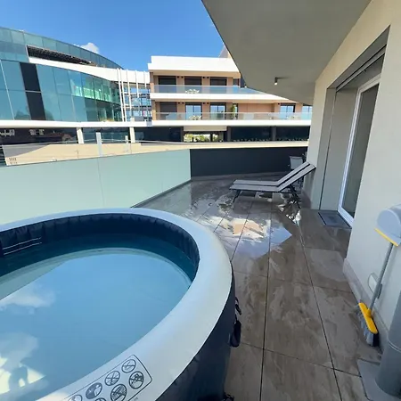 2 Min Walk Chorus Life, With 2 Bedrooms And 2 Bath 贝尔加莫